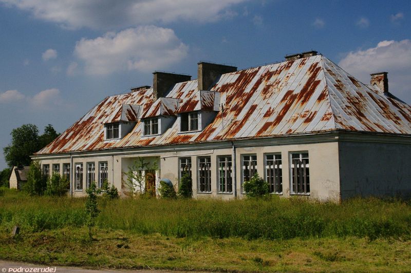budynek opuszczonej szkoły